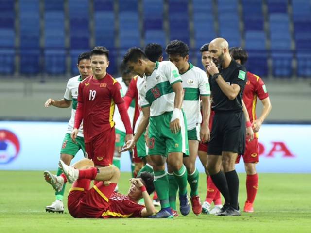 Bóng đá - ĐT Việt Nam bị Indonesia "chặt chém", Tuấn Anh rời sân vì cú triệt hạ ghê sợ