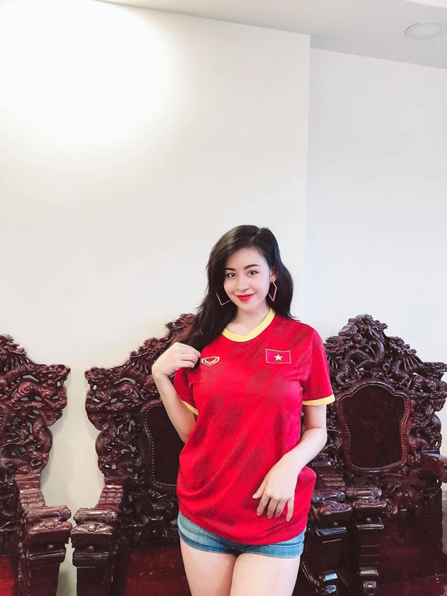 Huyền Anh cho biết đây là lần đầu cô được mặc áo đội tuyển Việt Nam. Dù chưa quen nên cô khá ngượng ngùng khi chụp ảnh. &#34;Áo hơi rộng so với form của con gái, nên chắc nhìn em hơi mũm mĩm. Nhưng được mặc lên chiếc áo đỏ sao vàng, cảm thấy thích lắm cả nhà ơi! Có tinh thần hơn hẳn&#34;, hot girl Nghệ An xúc động viết.
