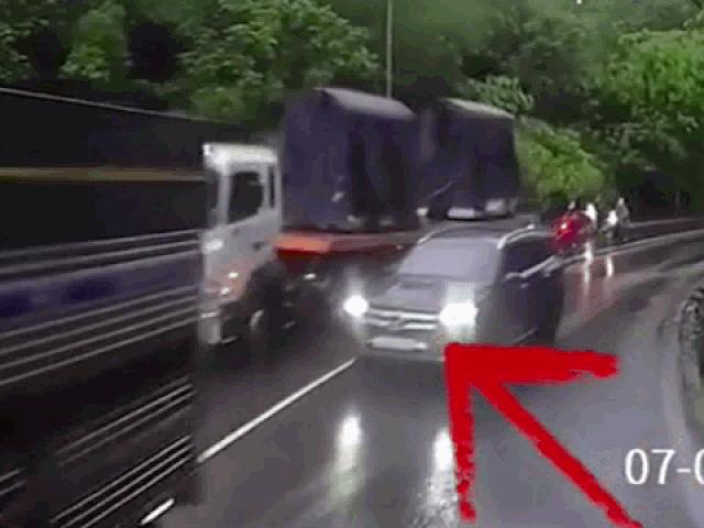 Tin tức trong ngày - Clip: Cố tình vượt ẩu ở khúc cua, xe sang Mercedes suýt bị "kẹp chả"