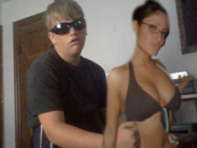 Cười 24H - Cách để các chàng trai dễ dàng chụp ảnh "tự sướng" cùng các người đẹp