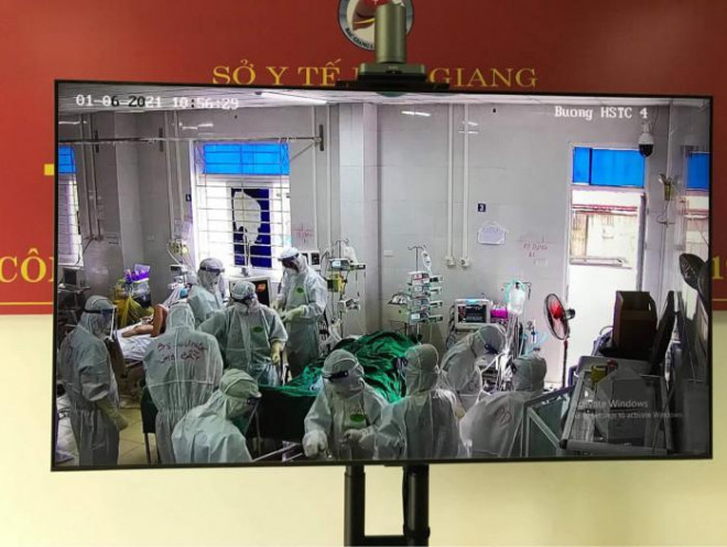 Bác sĩ bệnh viện Chợ Rẫy đặt ECMO cho bệnh nhân Covid-19 nặng ở Bắc Giang
