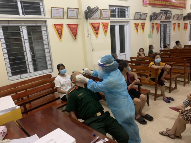 Nhân viên y tế trắng đêm lấy mẫu xét nghiệm cho người dân TP.Hà Tĩnh - 5