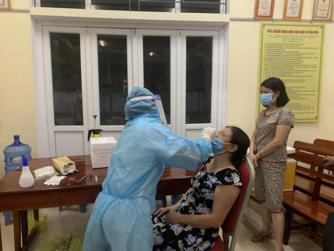 Nhân viên y tế trắng đêm lấy mẫu xét nghiệm cho người dân TP.Hà Tĩnh - 7