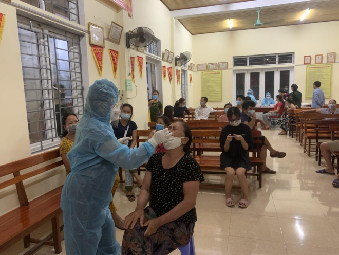 Nhân viên y tế trắng đêm lấy mẫu xét nghiệm cho người dân TP.Hà Tĩnh - 6
