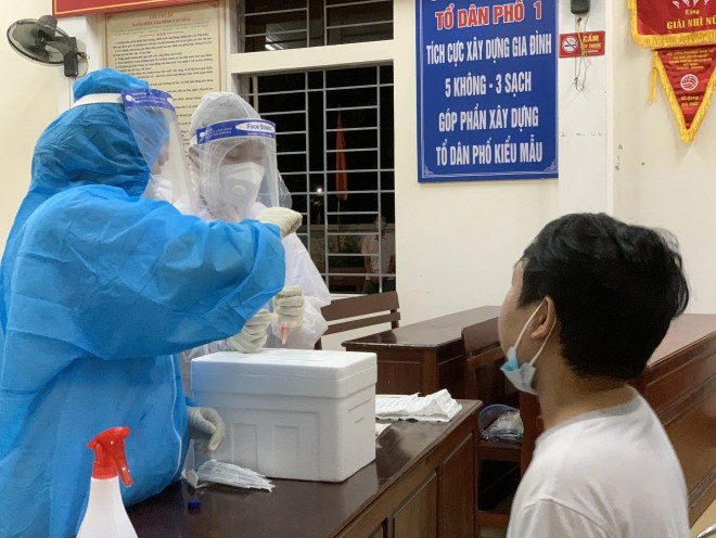 Nhân viên y tế trắng đêm lấy mẫu xét nghiệm cho người dân TP.Hà Tĩnh - 9