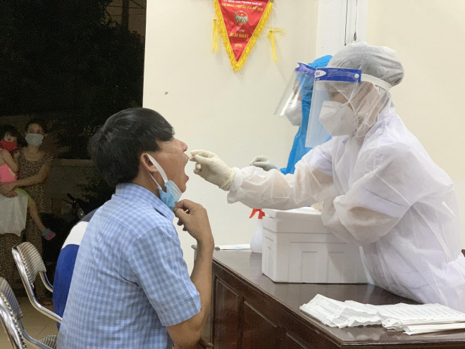 Nhân viên y tế trắng đêm lấy mẫu xét nghiệm cho người dân TP.Hà Tĩnh - 11