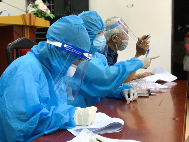 Nhân viên y tế trắng đêm lấy mẫu xét nghiệm cho người dân TP.Hà Tĩnh - 12