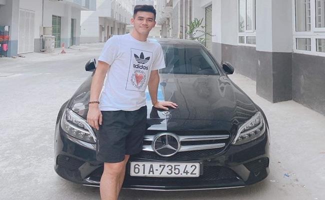Cách đây không lâu, tiền đạo Nguyễn Tiến Linh đã tậu một chiếc xe Mercedes-Benz C200 bản nâng cấp facelift. Chiếc Mercedes-Benz C200 đời mới này được mua từ một công ty nhập khẩu tư nhân.&nbsp;
