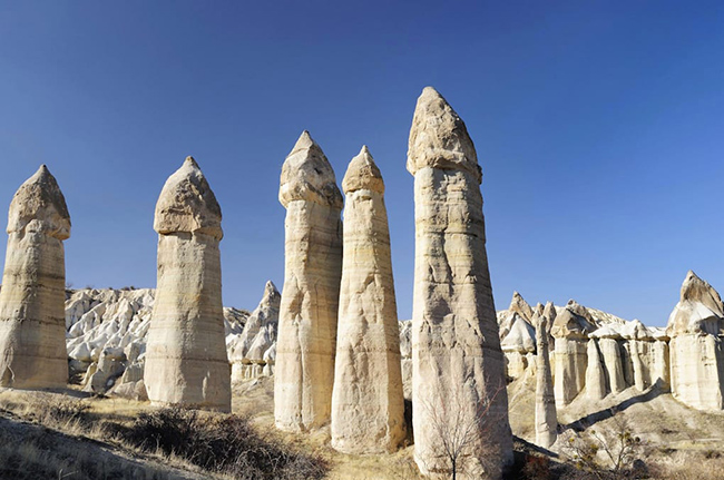 Fairy Chimneys, Thổ Nhĩ Kỳ: Những 'ống khói' bằng đá này ở vùng Cappadocia của Thổ Nhĩ Kỳ là kết quả của dung nham từ các vụ phun trào núi lửa. 
