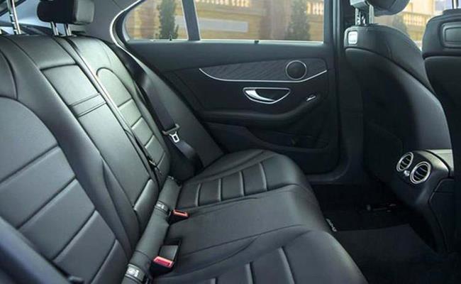 Mercedes-Benz C200 mang động cơ 4 xi-lanh 1.5L tăng áp, sản sinh ra công suất tối đa 184 mã lực và mô-men xoắn cực đại 280 Nm. Xe sử dụng hộp số tự động 9 cấp 9G-Tronic.
