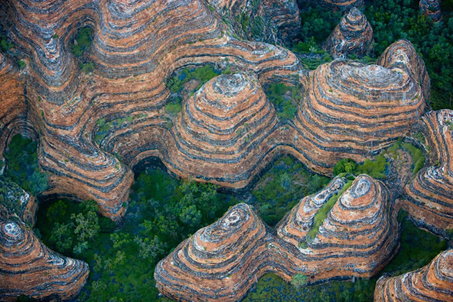 Dãy Bungle Bungle, Australia: Xuất hiện giống như những tổ ong khổng lồ, những tòa tháp hình mái vòm ở Dãy Bungle Bungle của Úc này rất mỏng manh nên du khách bị cấm leo lên chúng.
