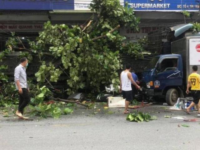 Tin tức trong ngày - Video: Khoảnh khắc xe đầu kéo chồm lên vỉa hè, "nghiền nát" nhiều xe máy