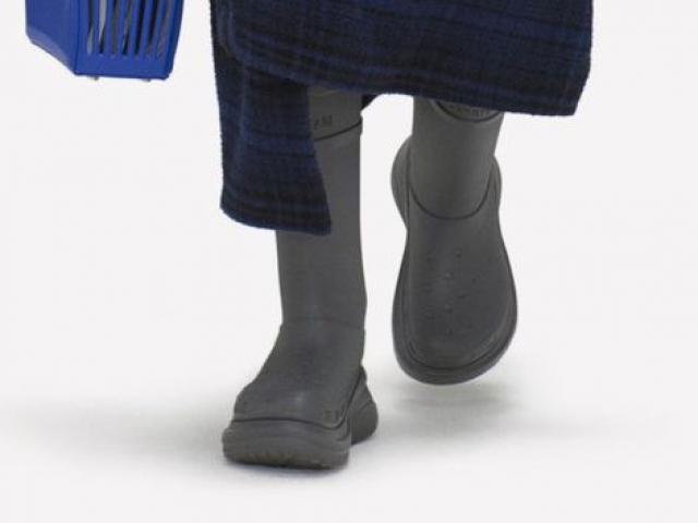 Thời trang - Balenciaga kết hợp Crocs tạo ra “đôi giày cao gót xấu xí”