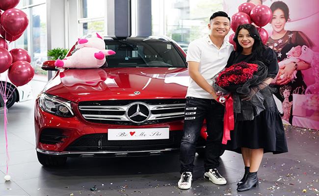 Hiện, gia đình nhỏ của trung vệ này đang sở hữu chiếc ô tô Mercedes-Benz GLC 300 màu đỏ. Đây là món quà Tiến Dũng dùng để tặng vợ và con gái của mình.&nbsp;
