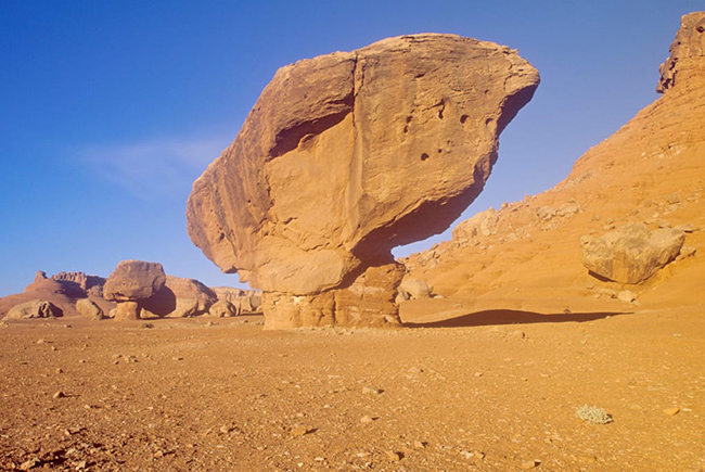 Hẻm núi đá cẩm thạch, Arizona, Mỹ: Hẻm núi đá cẩm thạch nổi tiếng với tảng đá khổng lồ đứng chênh vênh này rất thu hút du khách từ khắp nơi trên thế giới. 
