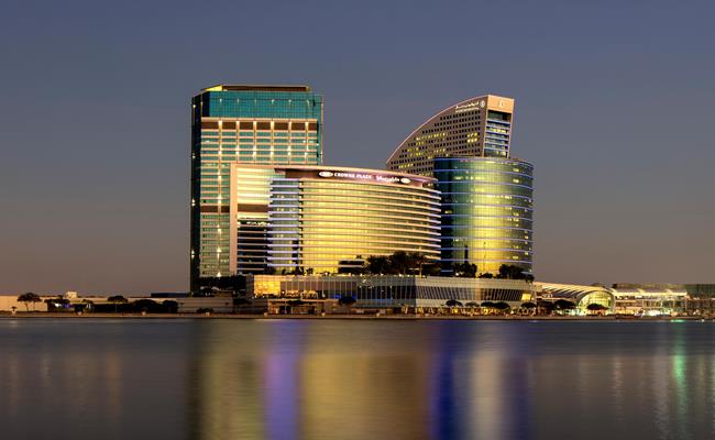 Sau 8 đêm nghỉ tại Swissotel Al Murooj Dubai, một khách sạn 5 sao khác Crowne Plaza Dubai - Festival City là điểm lưu trú tiếp theo của đội tuyển Việt Nam. 
