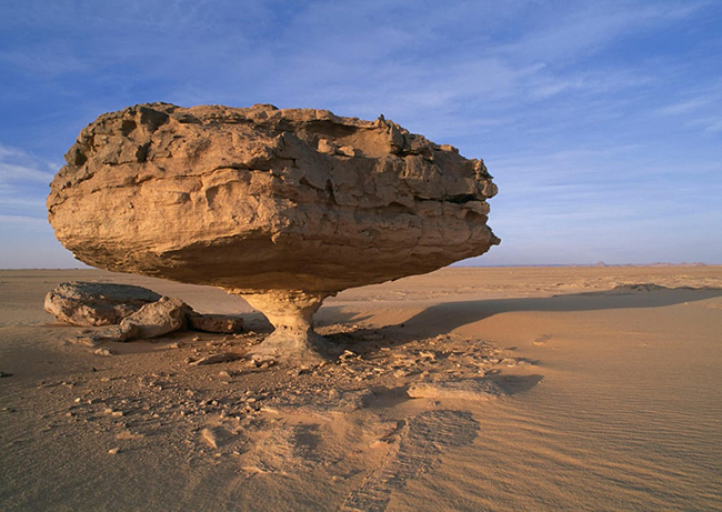 Đá sa mạc Ténéré, Sahara: Ténéré là một trong những nơi khắc nghiệt nhất với nhiệt độ ban ngày có thể lên tới 42ºC. Những cơn gió nóng, bụi bặm thổi quanh năm là một phần nguyên nhân giúp tạo ra những khối đá độc đáo như thế này.
