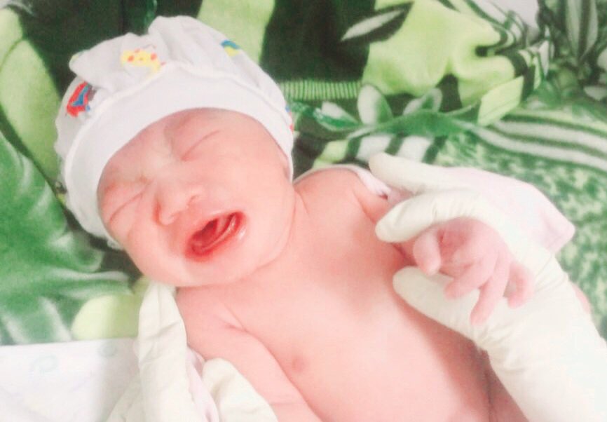 Em bé được 2 điều dưỡng Khoa Nhi chăm sóc tại khu riêng để tránh lây nhiễm từ mẹ.