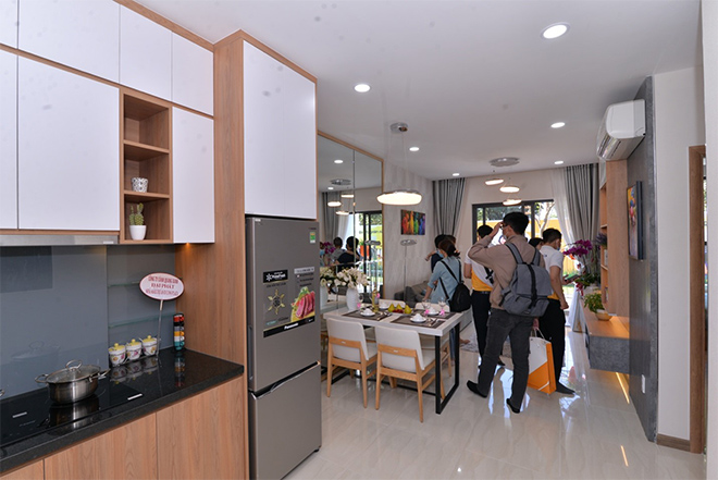 Khách hàng tham quan căn hộ Bcons Plaza tại khu căn hộ mẫu trên đường Thống Nhất