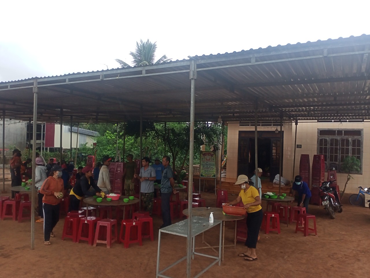 Gia đình tổ chức hậu sự cho 2 em bị đuối nước.