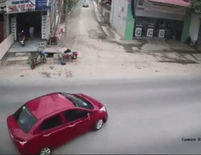 SỐC: Thanh niên phóng xe máy tông vào ô tô quay đầu văng ra đường