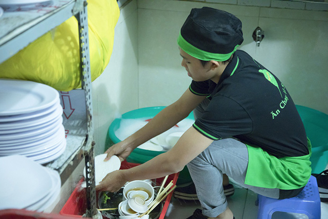 Khi sống ở nhà mẹ nuôi, Hồ Văn Cường vẫn tranh thủ thời gian phụ giúp mọi người trong nhà hàng.

