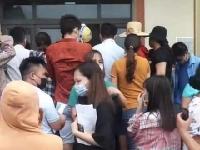 Tin tức trong ngày - Người dân đứng "không khoảng cách" chờ tiêm phòng vắc-xin giữa tâm dịch COVID-19 Bắc Giang