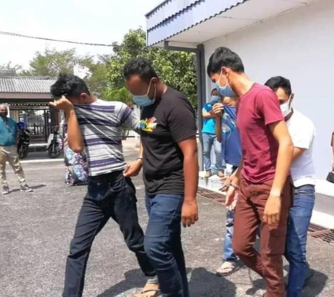 Hai tên cảnh sát "dởm" bị bắt giữ. Ảnh: Harian Metro