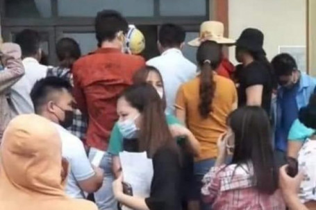 Người dân đứng "không khoảng cách" chờ tiêm phòng vắc-xin giữa tâm dịch COVID-19 Bắc Giang