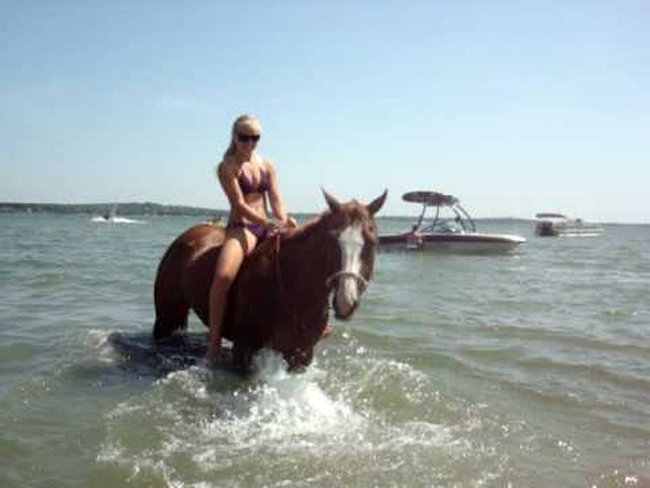 Đi biển kiểu mới, cưỡi ngựa xem biển.
