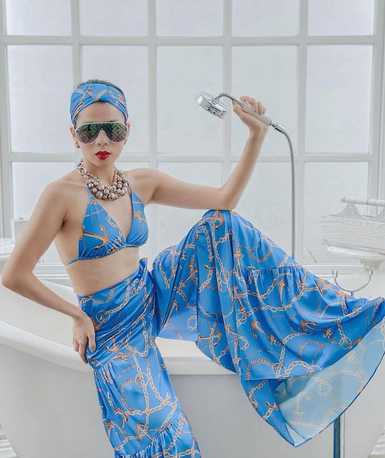 Đáp trả lại điều đó, Lệ Quyên thẳng thắn chia sẻ: "Cố tỏ ra trẻ nhưng mà trẻ được nên cũng cố" như ngầm khẳng định: Đẹp tự nhiên nhưng không ai tự nhiên mà đẹp.