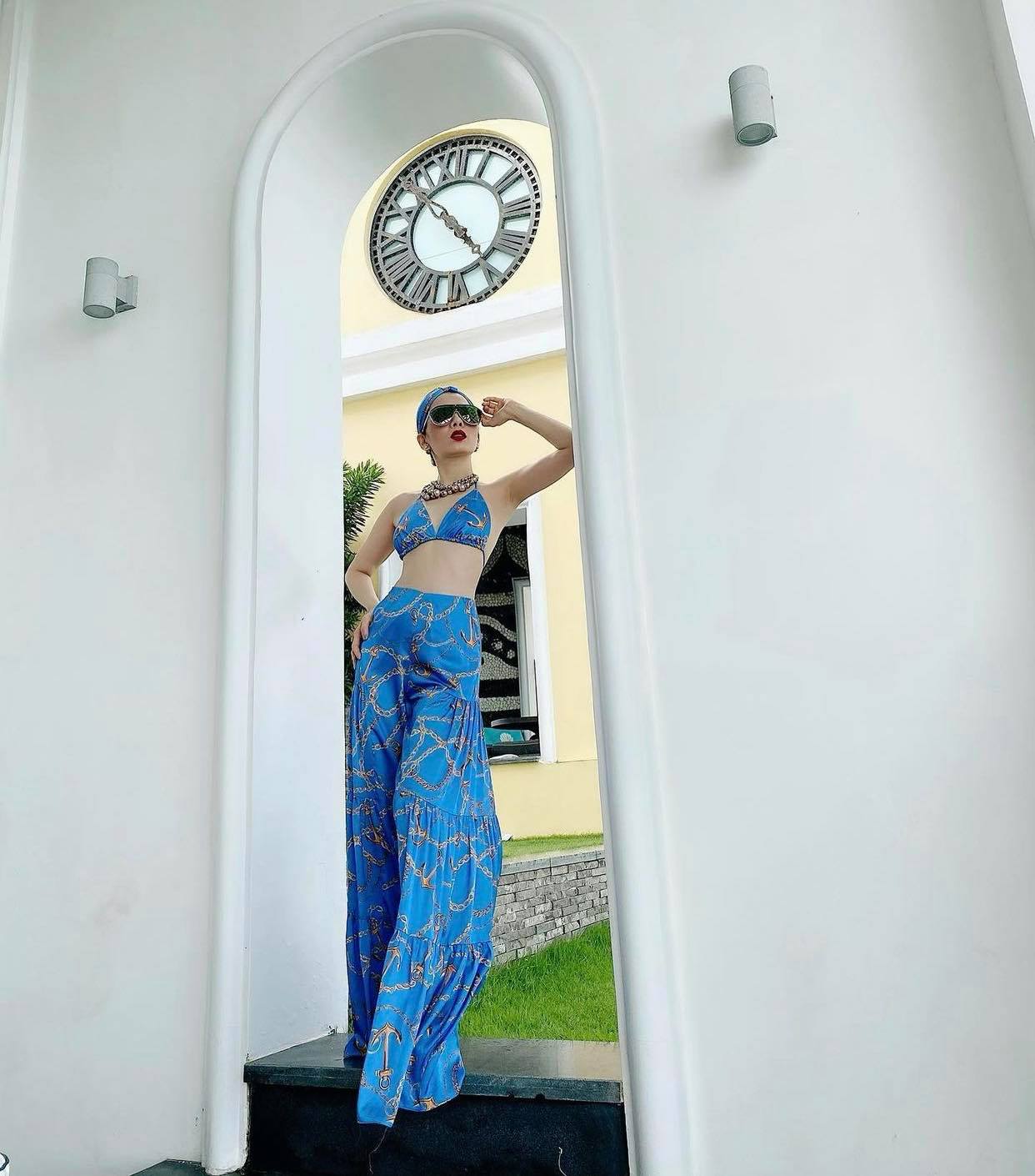 Trên trang cá nhân, nữ ca sĩ rất chịu khó phô diễn hình thể gợi cảm trong những bikini cũng như những món đồ cut-out táo bạo khiến nhiều người phải xuýt xoa.