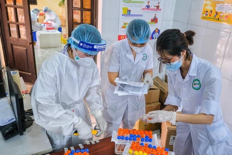 Cán bộ y tế thực hiện lấy mẫu xét nghiệm tại Bắc Ninh.