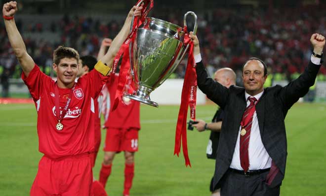 Rafael Benitez (phải) từng dẫn dắt Liverpool và Newcastle United ở giải Ngoại hạng Anh