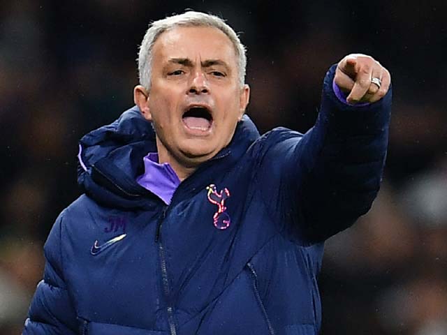 Tin mới nhất bóng đá tối 10/6: Fan Lazio phá hoại tranh vé tường Mourinho - 2