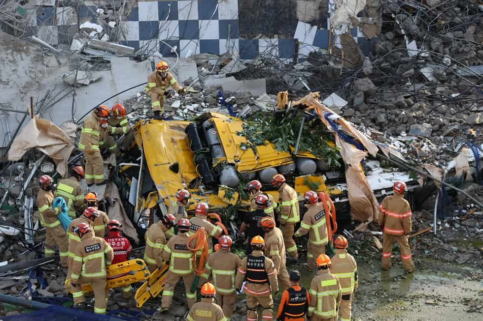 Video: Tòa nhà 5 tầng ở Hàn Quốc đổ sập ngang đường, chôn vùi xe buýt chở nhiều người - 1