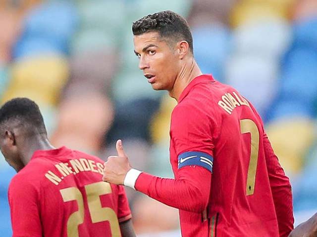 Bóng đá - Ronaldo tiến sát ngôi "bá chủ" thế giới nhưng sút phạt ngày càng thảm họa