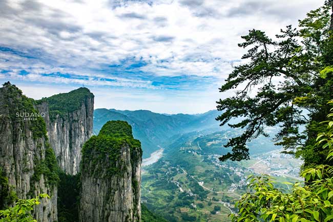 Trong hàng nghìn năm, cột đá bí ẩn này được đánh giá là 1 trong 40 địa điểm có phong cảnh đẹp nhất Trung Quốc. Đây là cảnh quan mang tính biểu tượng của Enshi Grand Canyon.

