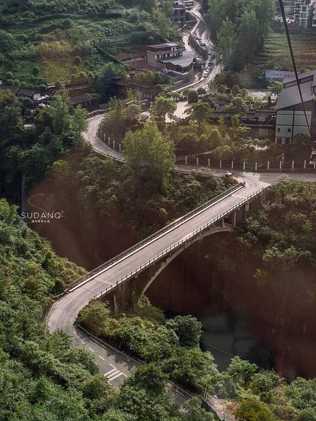 Đỉnh của vết đứt gãy trên mặt đất là địa tầng Trias được hình thành cách đây 203 đến 250 triệu năm, là thời kỳ đầu của Đại Trung sinh. Đáy đứt gãy là địa tầng Permi được hình thành cách đây 250 đến 290 triệu năm, Permi là thời kỳ cuối cùng của Đại Cổ sinh. Mặc dù sự khác biệt về độ cao giữa đỉnh và đáy của đường nối đất chỉ từ 70 đến 130 mét, nhưng nó đã kéo dài hàng trăm triệu năm giữa hai đường này.
