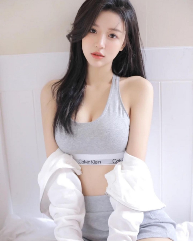 Bên cạnh những ý kiến khen ngợi cũng có người cho rằng cách mặc này dễ gây thị phi vì nếu diện không khéo sẽ phản cảm.
