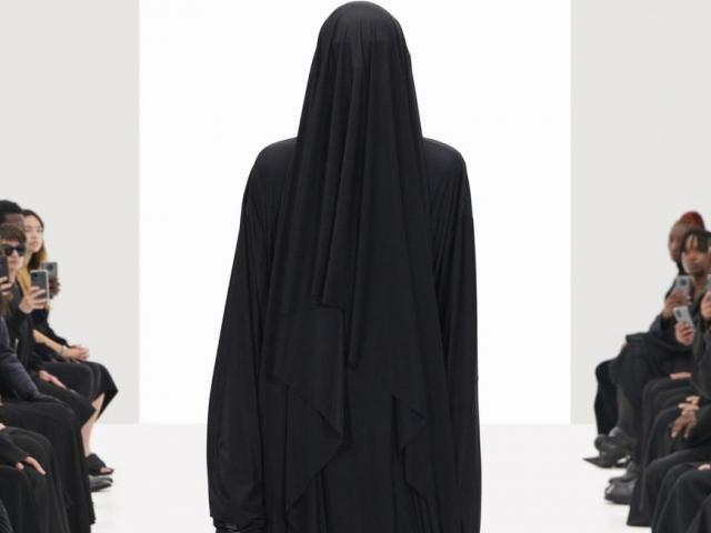 Thời trang - Balenciaga đưa “người mẫu ảo” lên sàn catwalk