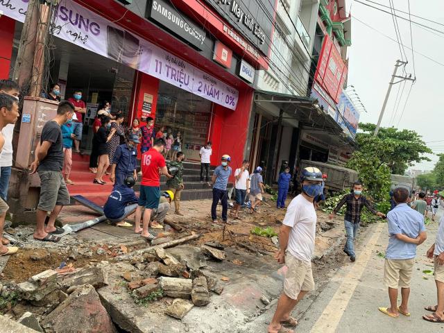 Tin tức trong ngày - Thông tin mới vụ tài xế container đánh lái cứu 2 người, nghiền nát hàng chục xe máy