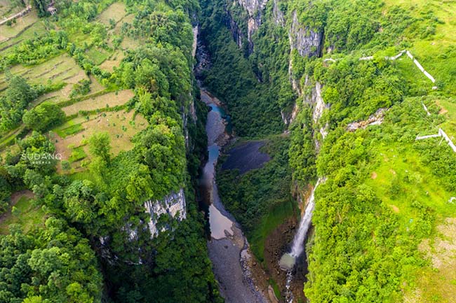 Enshi Grand Canyon được phát hiện bởi một đoàn thám hiểm Trung - Pháp vào năm 2004, với tổng chiều dài 108km và diện tích hơn 300km2.
