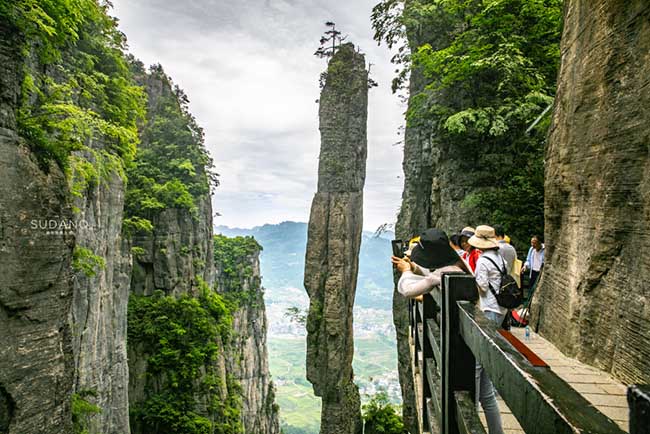 Điểm nổi bật nhất của hẻm núi này là Yizhuxiang. Yizhuxiang thực chất là một cột đá nhìn khá mảnh mai, ở giữa 2 vách núi lớn. Hình dáng và vị trí của nó khiến người ta có cảm giác như sắp đổ, nhưng thực tế nó đã đứng vững chãi suốt hàng chục triệu năm.
