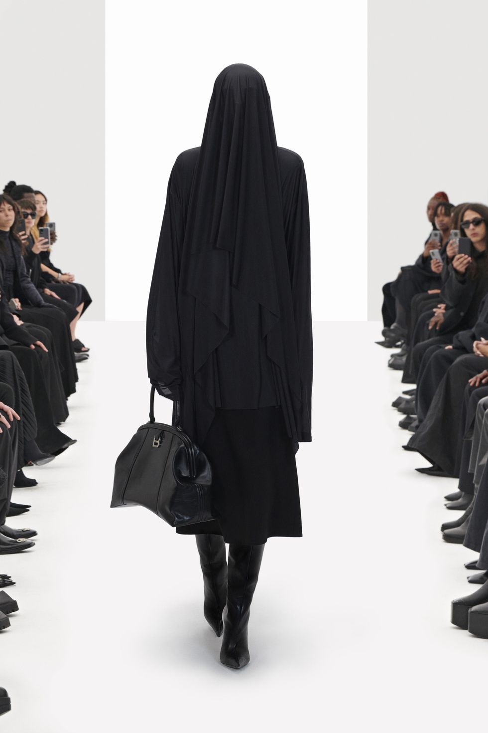 Balenciaga đưa “người mẫu ảo” lên sàn catwalk - 1