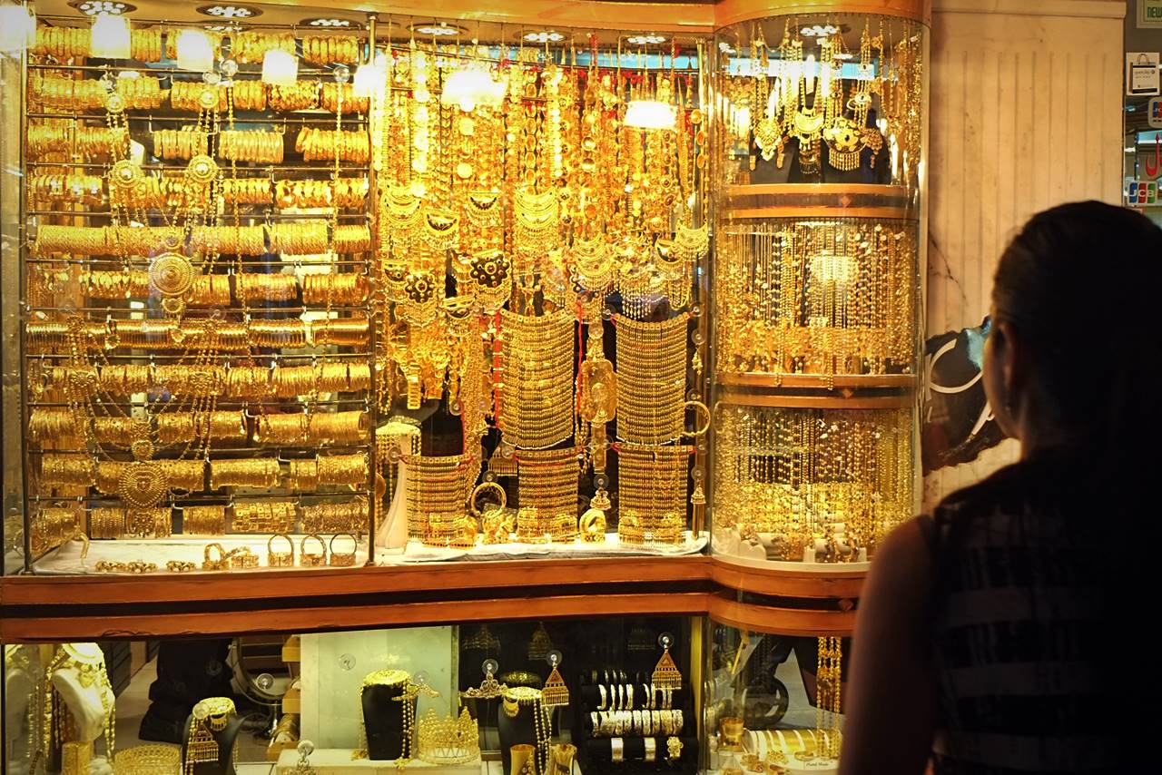 Vàng được bày bán rộng rãi ở Dubai và khách du lịch có thể trả giá.