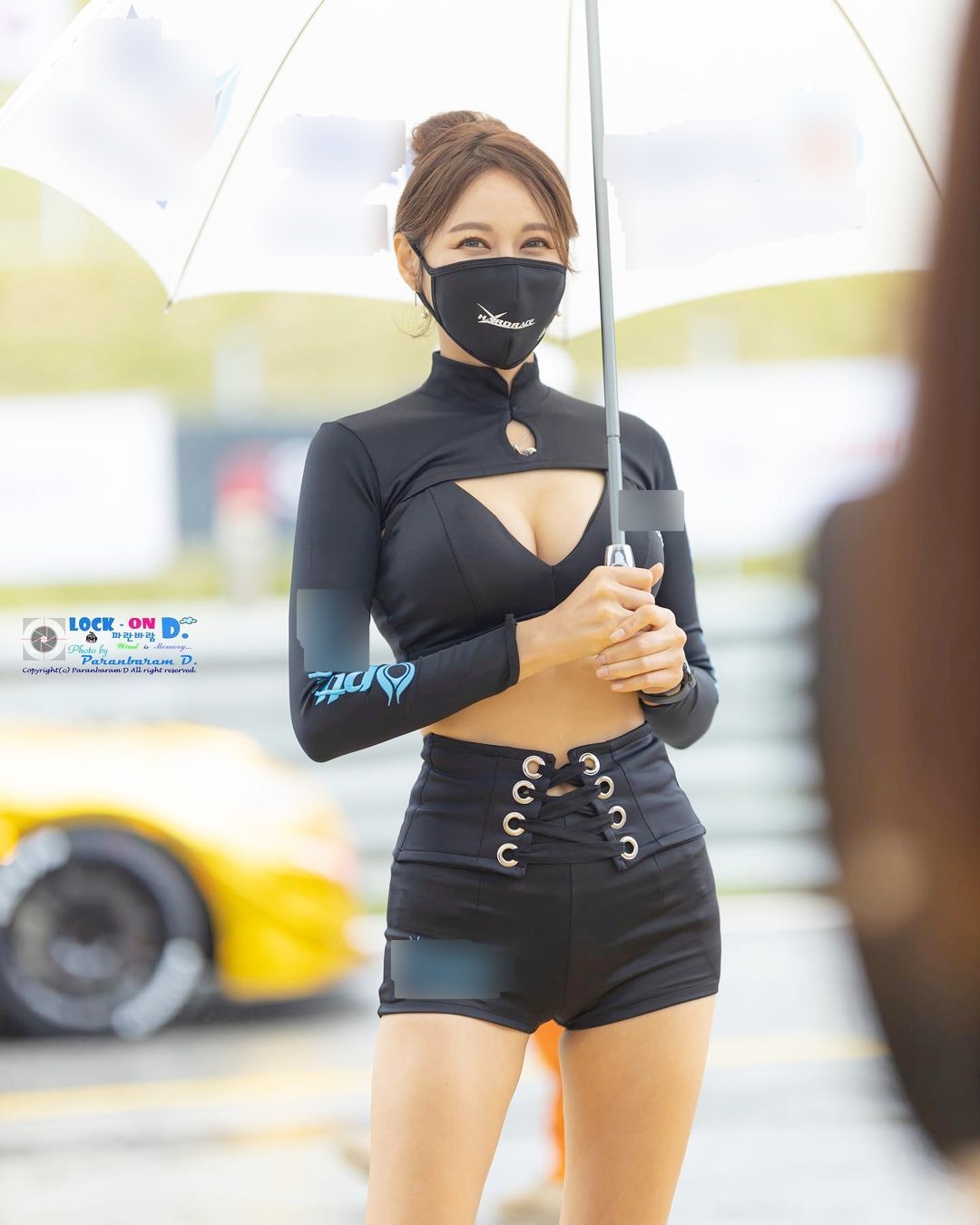 Có người khen cũng có người lắc đầu vì trang phục của những người mẫu đường đua.