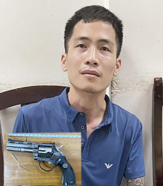 Nguyễn Ngọc Quang và chiếc bật lửa hình súng.