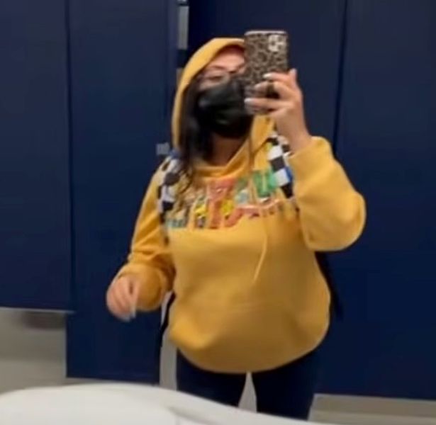 Casey&nbsp;đeo khẩu trang, mặc áo hoodie Marvel, đeo ba lô đến lớp học của con gái mình.