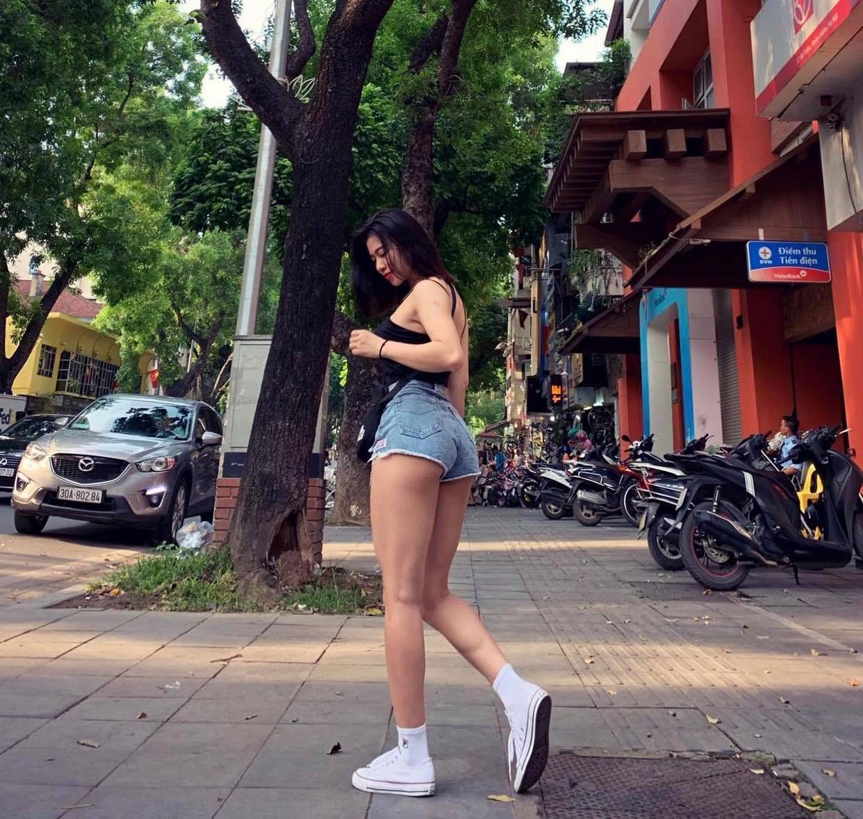 Nhờ lợi thế ngoại hình quyến rũ, cô tự tin chinh phục phong cách gợi cảm với những bộ đồ tôn dáng triệt để.